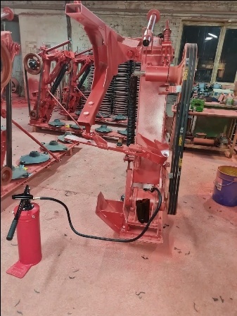 Заправка полотна бруса с помощью нагнетателя (объем 5 — 6 л).