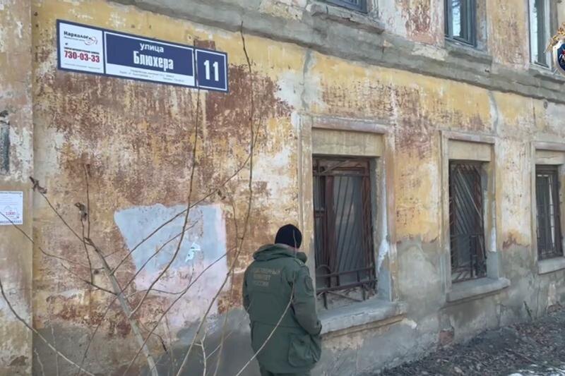    Скрин видео СУ СКР по Челябинской области / Следователь проверяет аварийный дом на улице Блюхера