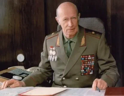 Юрий Иванович Дроздов (1925 — 2017) — советский разведчик, генерал-майор. В 1979 г. резидент внешней разведки в Нью-Йорке. С ноября 1979 по 1991 год занимал должность заместителя начальника Первого Главного управления КГБ СССР и возглавлял управление «С». Инициатор создания и вышестоящий руководитель подразделения специального назначения «Вымпел».