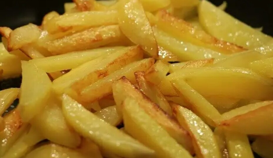 25 лет жарила картошку и не знала, почему она к сковороде прилипает. Рассказали 3 “неправильные” хитрости: не прилипнет, даже если я захочу