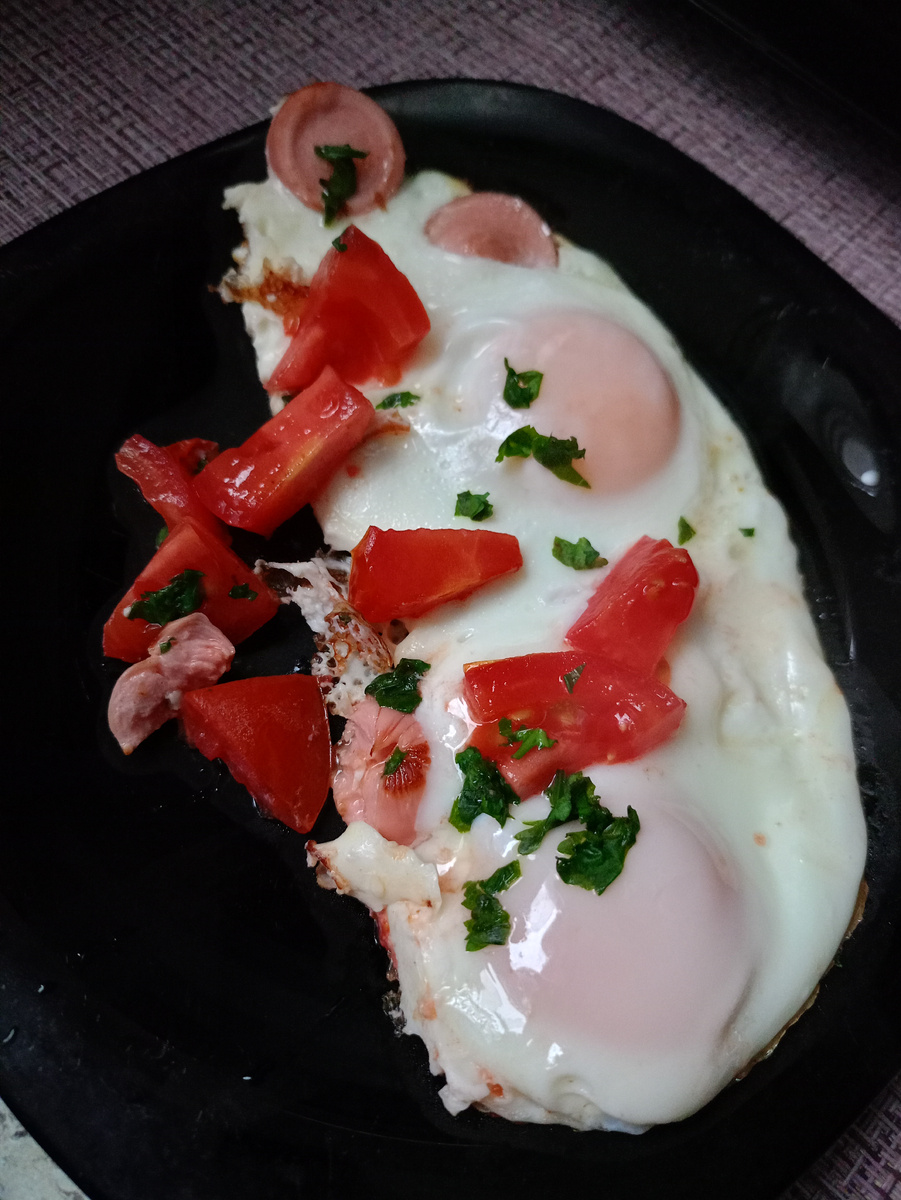 Фото моё. Сосиски, помидор, зелень из морозилки