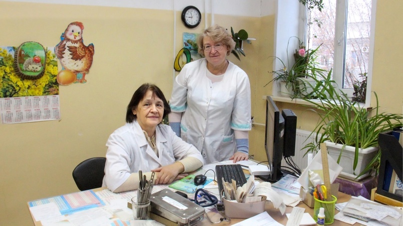 Много лет они вместе – врач-педиатр Галина Николаевна Клинова и медсестра Ольга Николаевна Шарова.