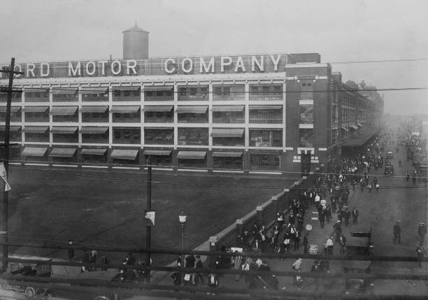 Сотрудники Ford на улице возле сборочного завода американского автопроизводителя в Хайленд-Парке, округ Уэйн, штат Мичиган