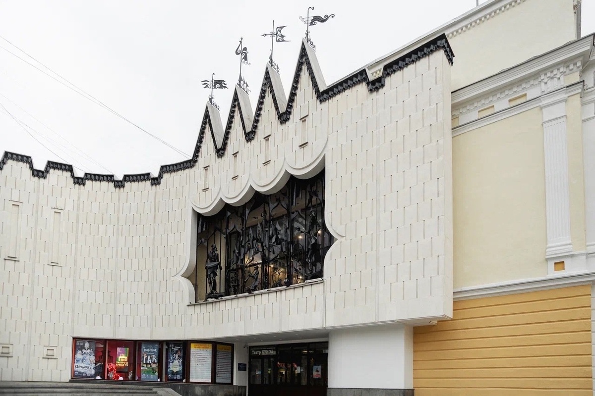 Кованые медные фигуры Шарманщика и Петрушки на фасаде Театра кукол