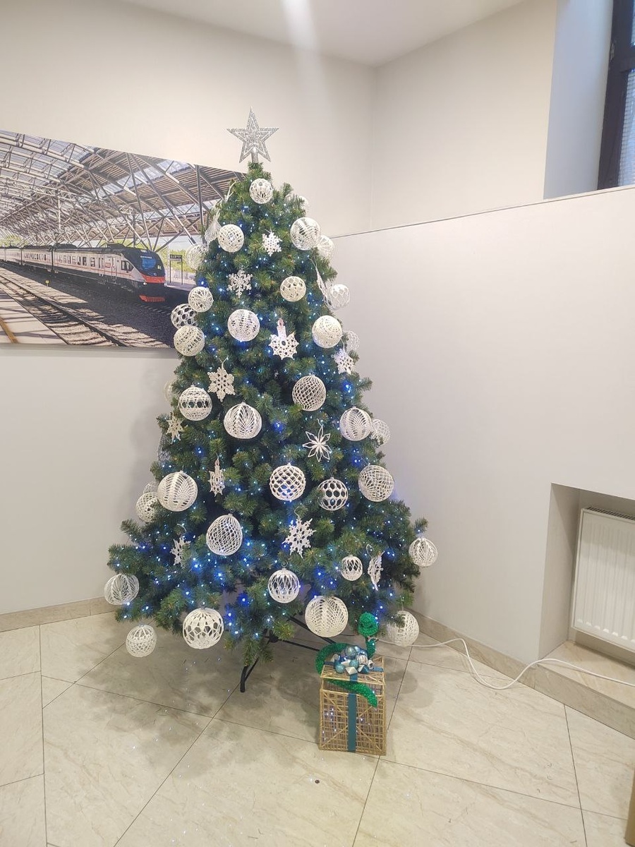 Корпоративная ёлка, украшкнная Настиными работами. Фото предоставлено Анастасией