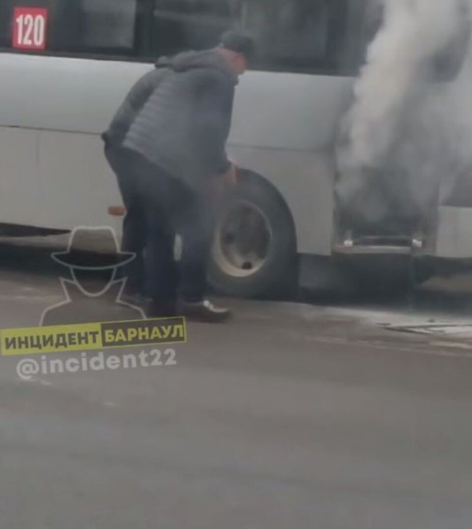    Пожар в автобусе. Источник: t.me/incident22