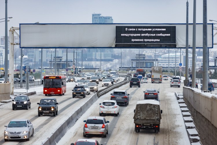    Первый снегопад сразу заставил подрядчиков активно включиться в работу — и по уборке снега, и по россыпи противогололедных материалов.   
Фото: «БИЗНЕС Online»
