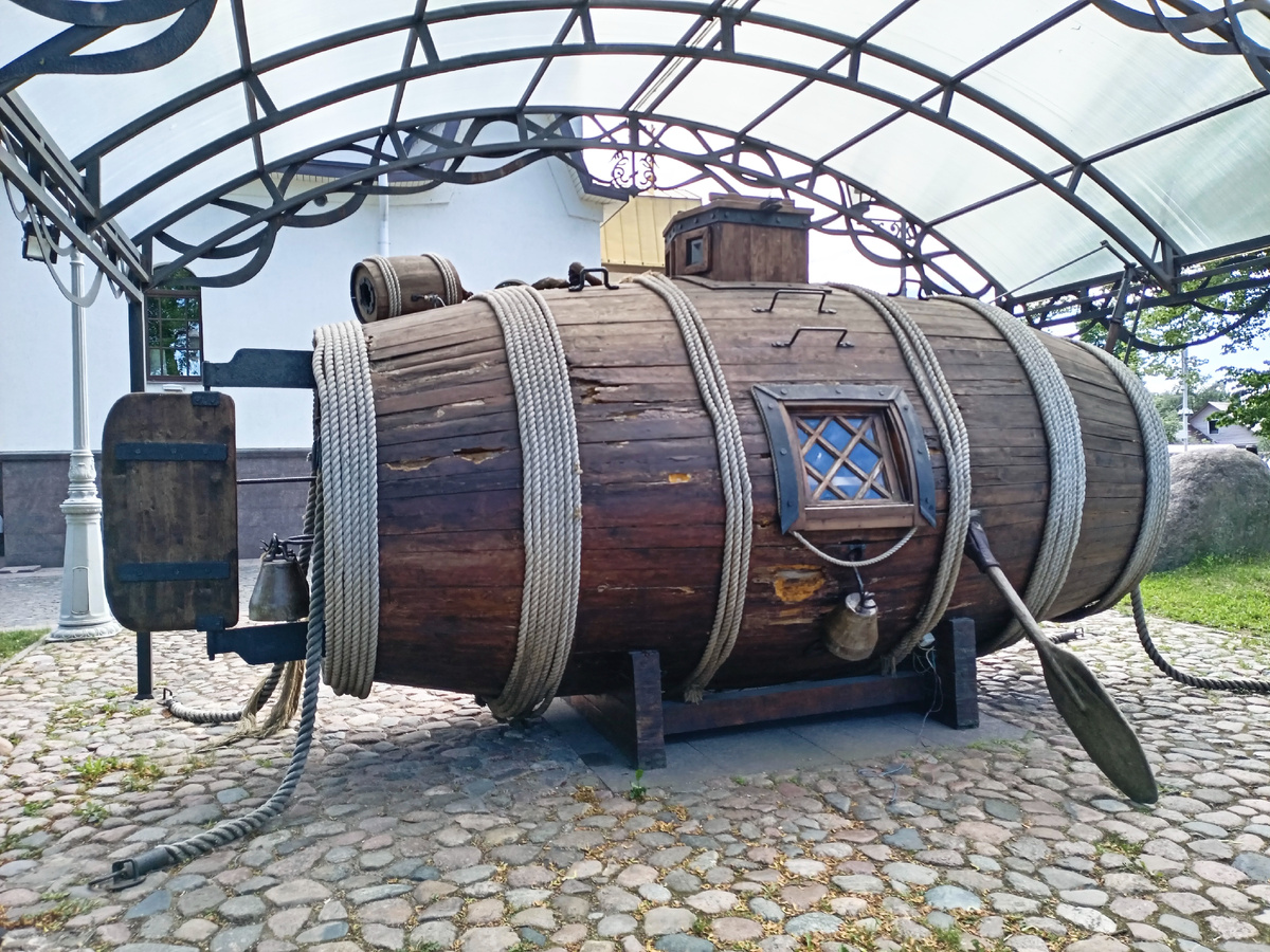 Памятник-макет Потаённого судна в Сестрорецке. Первая подводная лодка