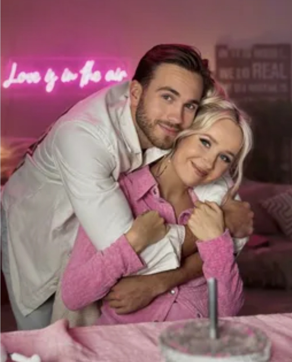 Клава Кока она же Высокова в натурале успела снять своего парня у себя в клипе. Получил порцию хайпа и знаменитости💫