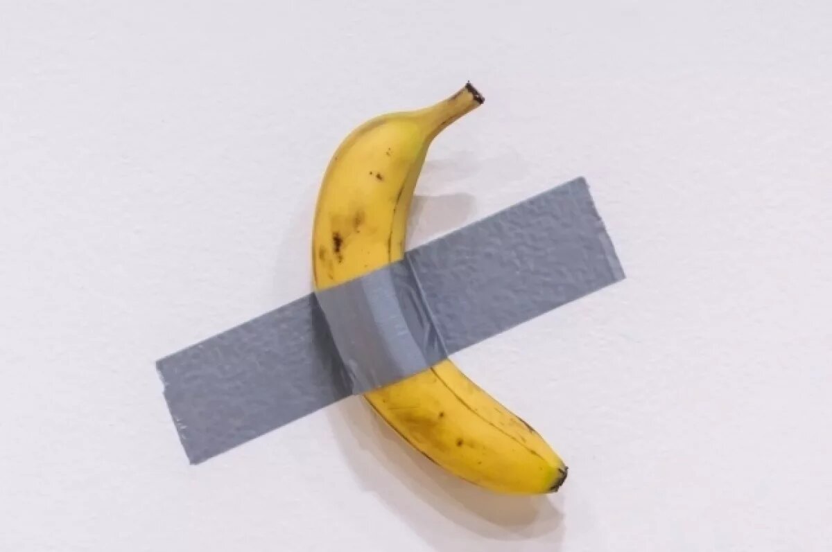    Криптомиллионер Сан съел композицию с бананом за 6,2 млн долларов