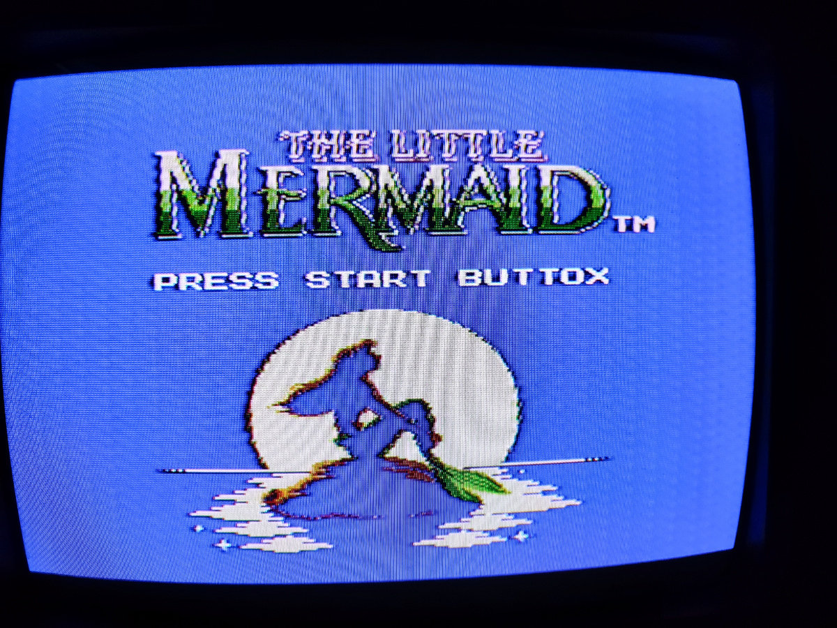 Фото сделаны мной. На фото игра "Русалочка". Оригинал игры "The Little Mermaid" был разработан и издан Capcom в 1991г. для платформ NES, Game Boy. Продюсер Токуро Фудзивара. Фото демонстрирует начальную заставку игры, а так же общий визуальный фон игры. Подробнее об этом рассказано в статье. Все материалы принадлежат правообладателям и размещены исключительно в информационных целях.