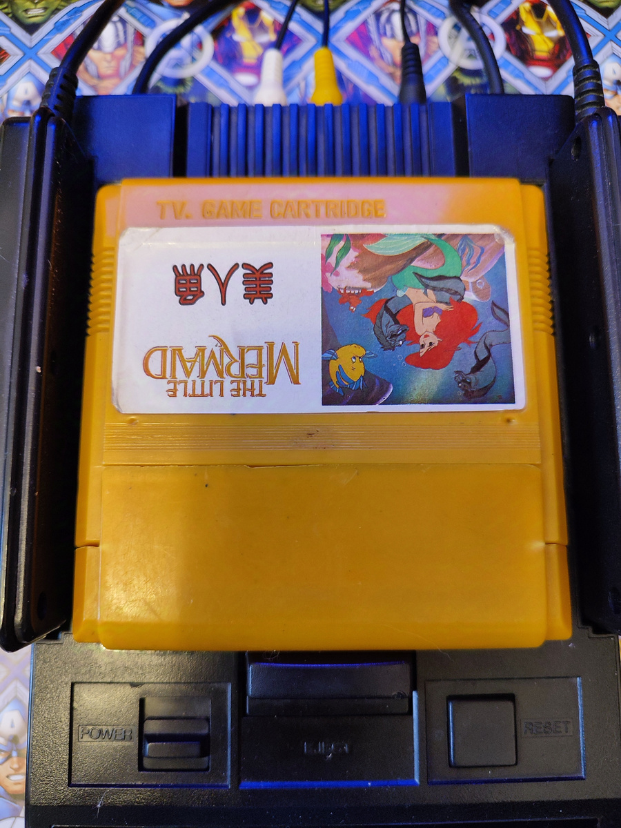 Фото сделаны мной. На фото игра "Русалочка". Оригинал игры "The Little Mermaid" был разработан и издан Capcom в 1991г. для платформ NES, Game Boy. Продюсер Токуро Фудзивара. Фото демонстрирует начальную заставку игры, а так же общий визуальный фон игры. Подробнее об этом рассказано в статье. Все материалы принадлежат правообладателям и размещены исключительно в информационных целях.