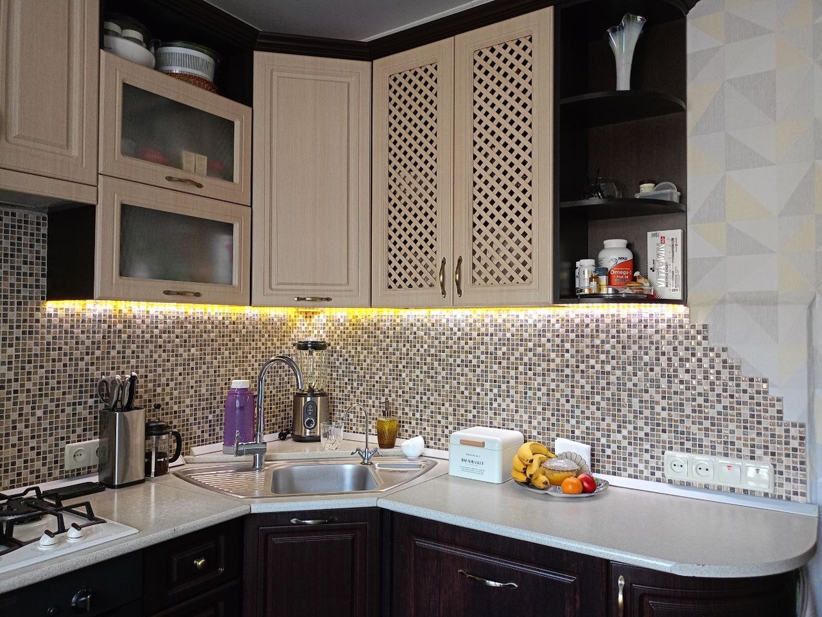 Подсветку делал муж своими золотыми руками. Думали для красоты, но на самом деле не представляла насколько удобная вещь. Теперь только с ней готовлю. И просто уютно на кухне с таким светом