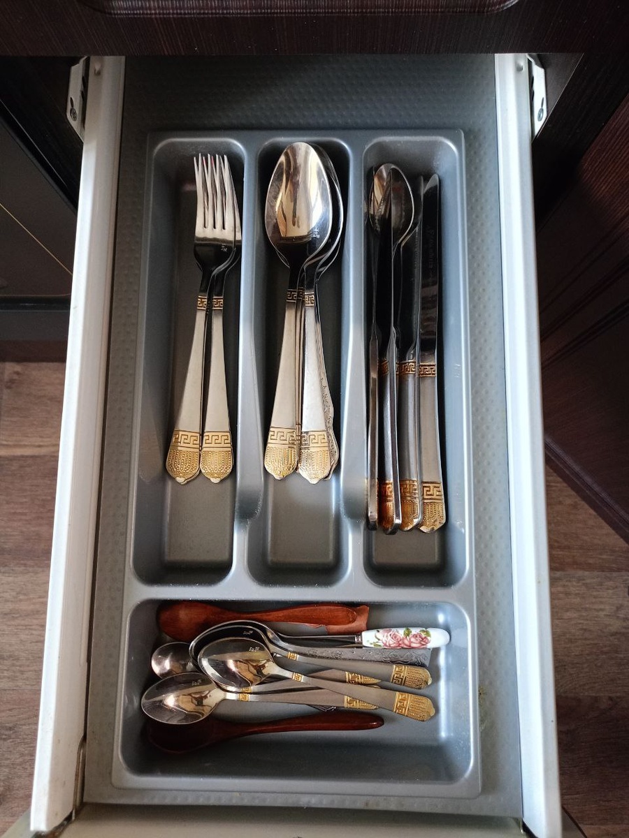 Чайные ложечки разные, с разными историями. Деревянные куплены в отпуске в Сочи, самую маленькую муж привез из командировки, средняя по размеру из детского набора сына. Но все используются