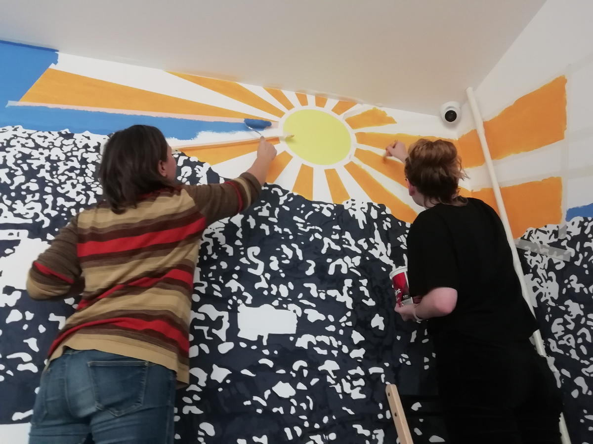 Процесс росписи стен