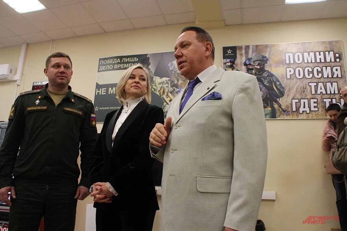    Василий Овсянников и Мария Воронова посетили Единый пункт отбора на военную службу в Москве.