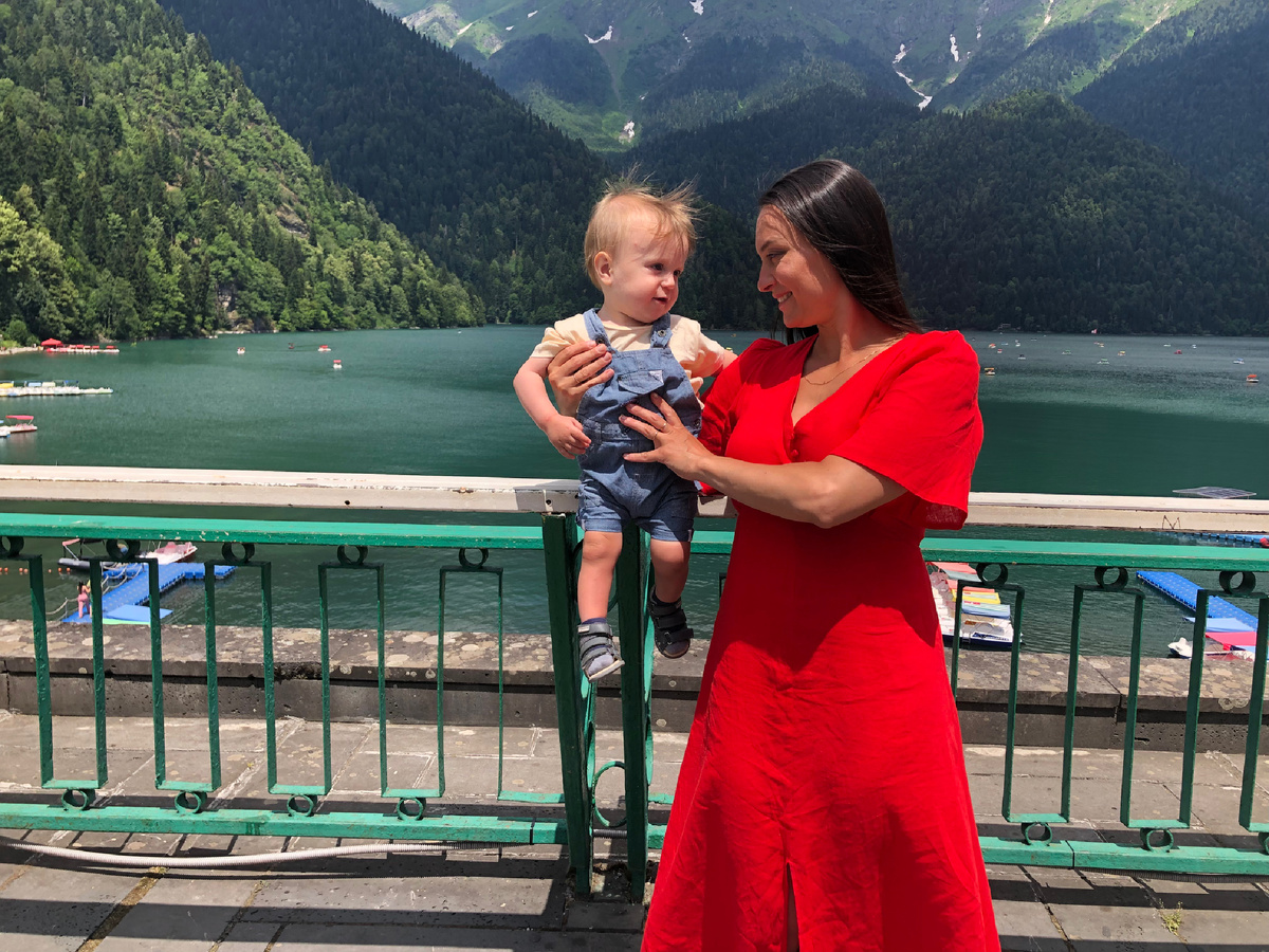 Озеро Рица, лето 2024, младшему почти год