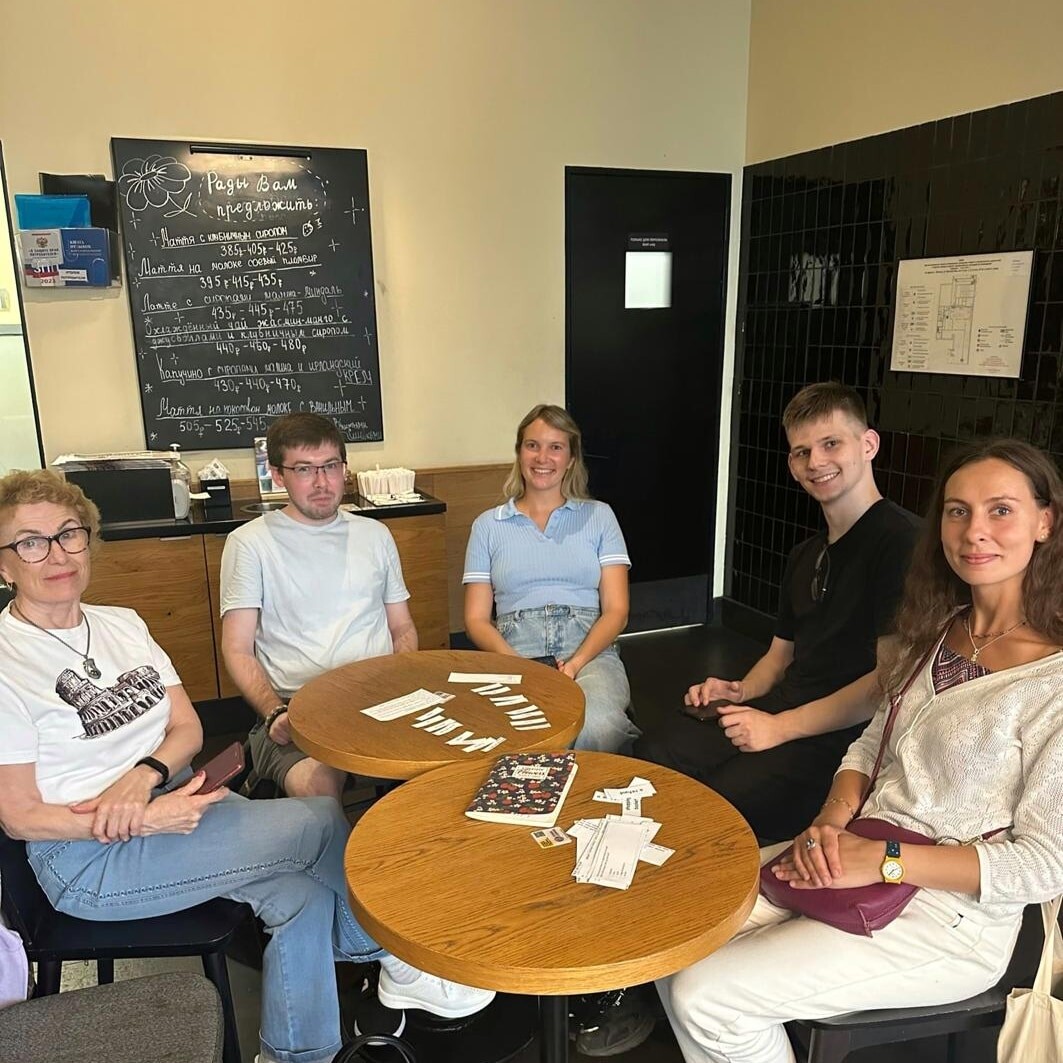 Фразовые глаголы являются важной частью английского языка, особенно в разговорной речи. Вот 20 самых распространенных фразовых глаголов с примерами для практики:


    Look after - заботиться о чем-то.
    She looks after her little brother.

    Give up - сдаваться.
    I will never give up on my dreams.

    Take off - взлетать, снимать.
    The plane will take off in twenty minutes.

    Put on - надевать.
    He put on his jacket before going out.

    Run out of - исчерпать запасы.
    We ran out of milk, so I need to buy some.

    Wake up - просыпаться.
    He wakes up early every morning.

    Turn on - включать.
    Can you turn on the light, please?

    Turn off - выключать.
    Don't forget to turn off the computer.

    Look for - искать.
    I am looking for my keys.

    Find out - узнавать.
    She found out the truth.

    Go on - продолжать.
    Please go on with your story.

    Come back - возвращаться.
    I’ll come back later.

    Check in - регистрироваться.
    We need to check in at the hotel.

    Check out - выезд, проверять.
    Let’s check out of the hotel at noon.

    Get along - ладить.
    They get along well with each other.

    Hang out - проводить время.
    We often hang out at the park.

    Break down - ломаться.
    My car broke down on the way home.

    Set up - настраивать.
    He set up the meeting for tomorrow.

    Call off - отменять.
    They called off the event due to rain.

    Give in - уступать.
    She didn’t want to give in.


Изучение этих фразовых глаголов поможет вам улучшить навыки общения на английском!