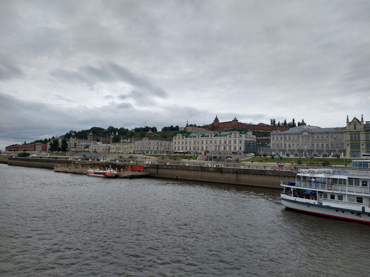 Кремль, с тремя садами, занимает обширную территорию холма 