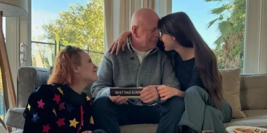    Брюс Уилли с дочерьми. Соцсети