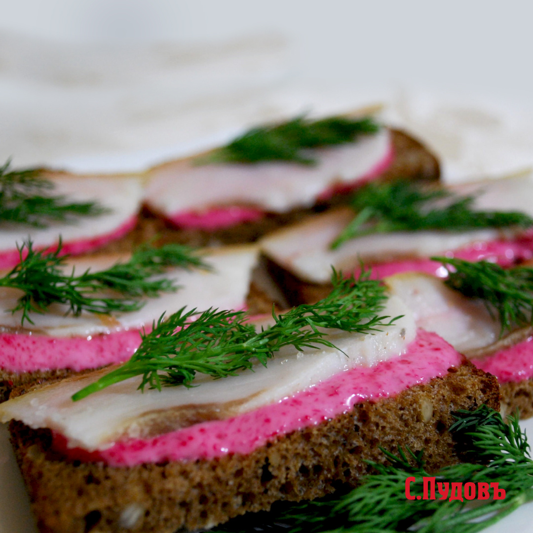 Ржаные бутерброды с салом и пикантной свеклой