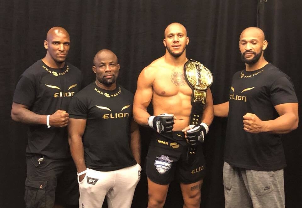 Сирил Ган со своей командой после зовоевания пояса TKO