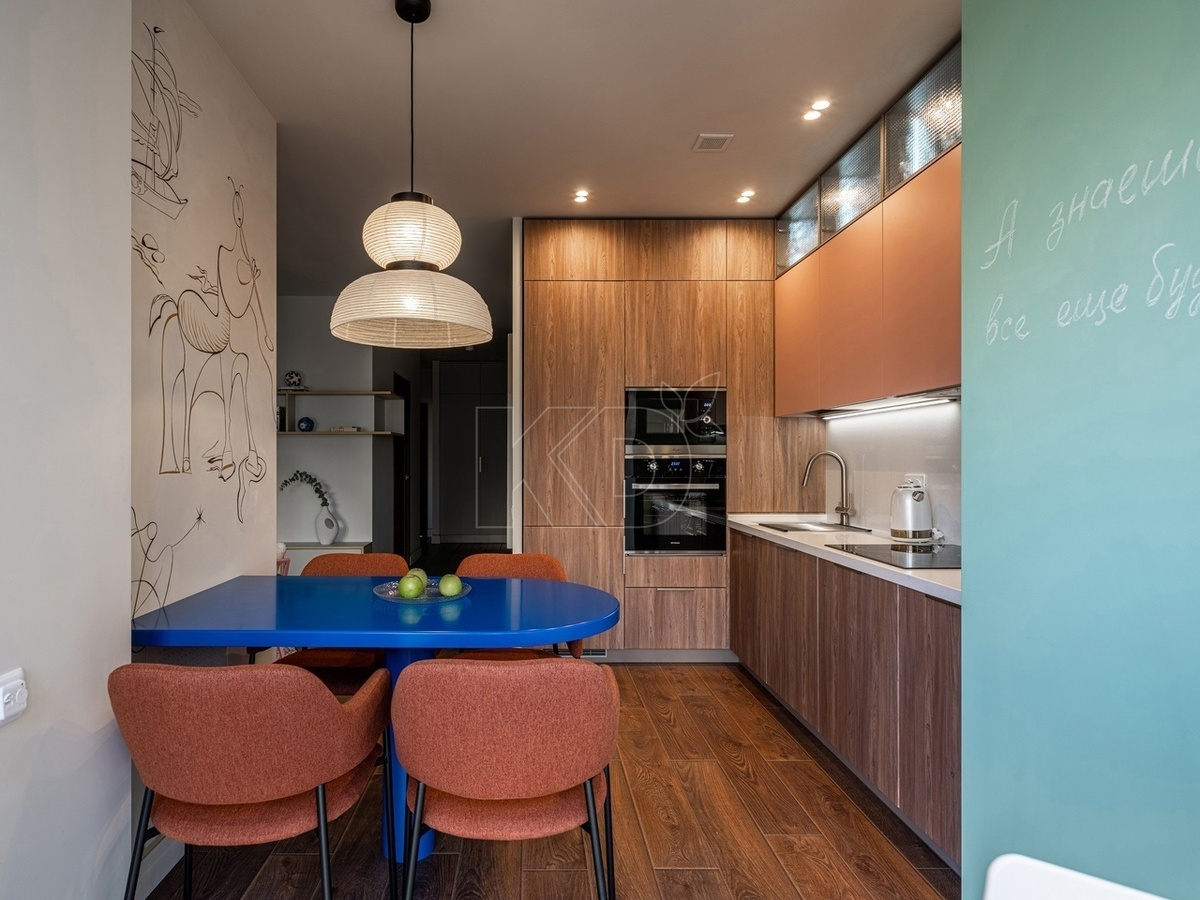 Для обеденного стола подойдет подвесной светильник с лампами теплого света