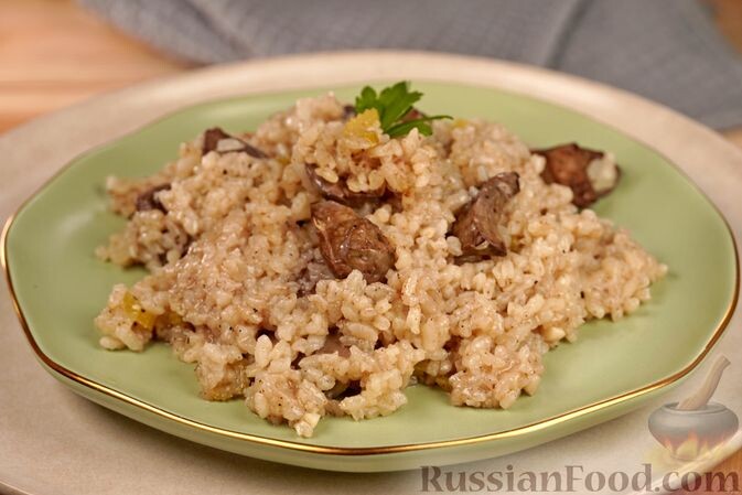 печень куриная, рис, вино белое сухое, лук репчатый, сельдерей черешковый, чеснок, масло сливочное, масло подсолнечное, перец душистый горошком, мускатный орех молотый, перец чёрный молотый, соль, лавровый лист