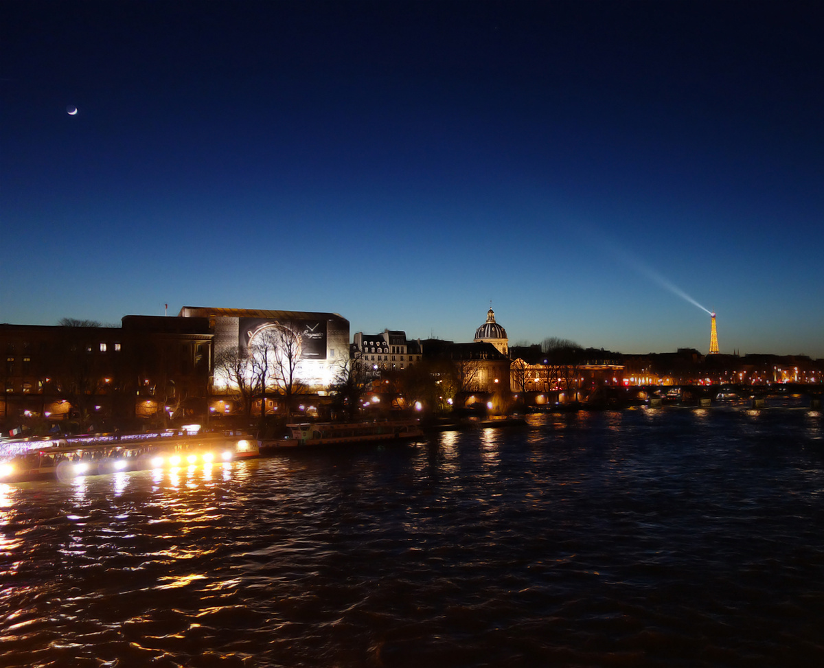 Новогодний Париж. Эйфелева башня. Плюс 14 по Цельсию.