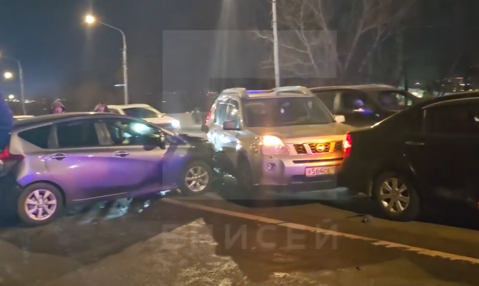     На Коммунальном мосту в Красноярске столкнулись 5 автомобилей