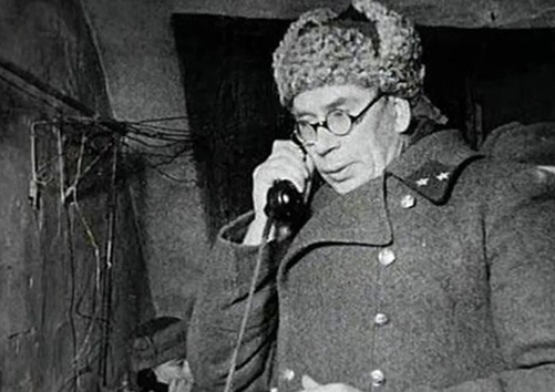 Генерал-майор Власов в штабном узле связи. Зима 1941г.