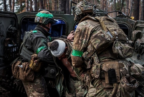    Военнослужащие вооруженных сил Украины в зоне боевых действий