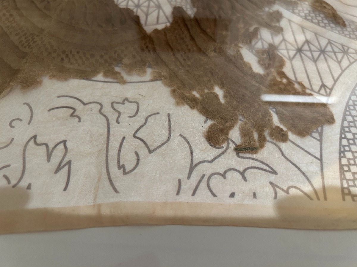 Фрагмент ткани из гробницы царевича Ивана Ивановича. Музей Москвы. Фото: Art&Culture Дзен.