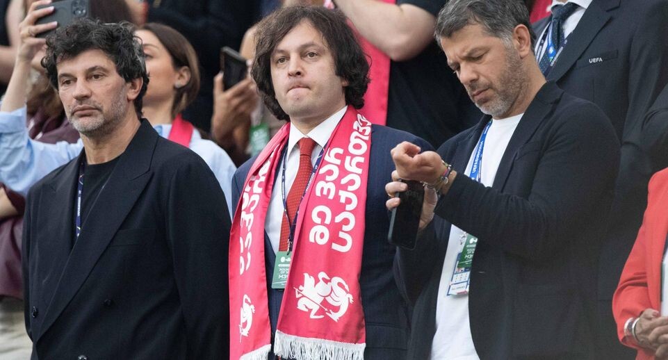    Премьер-министр Грузии Ираклий Кобахидзе (в центре). IMAGO/Malte Ossowski/SVEN SIMON / Global Look Press