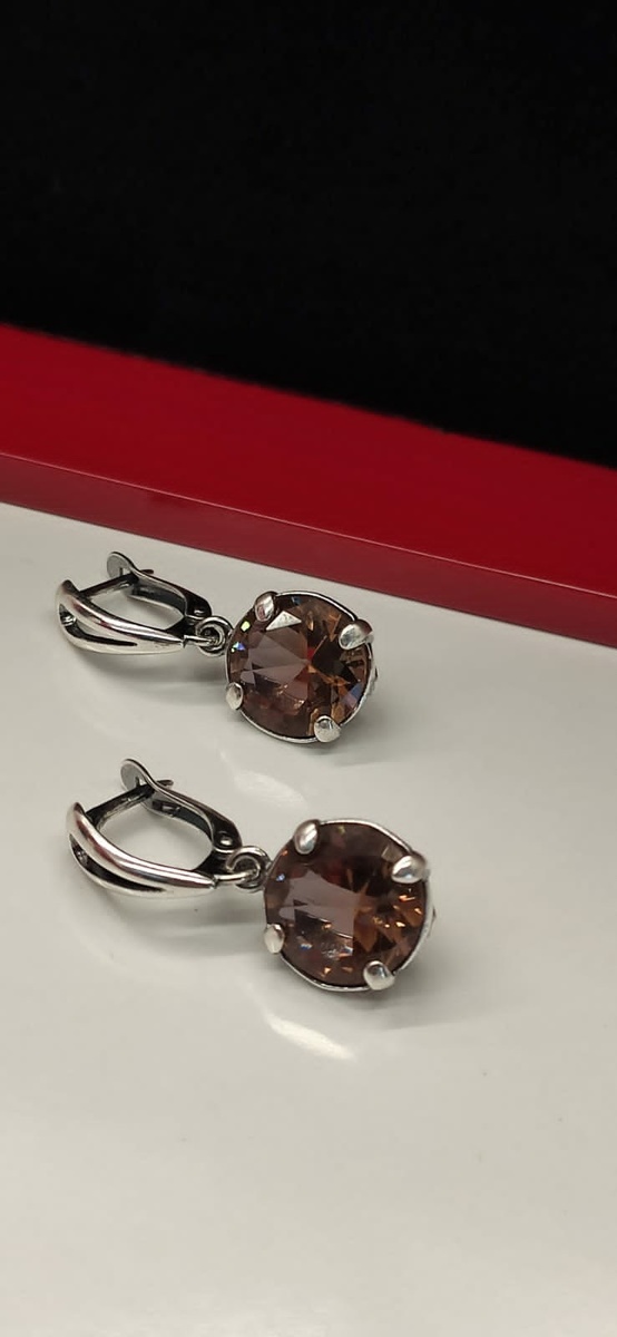 Султаниты выращенные в бижутерном сплаве покрытие Серебро.Ювелирный завод Россия.