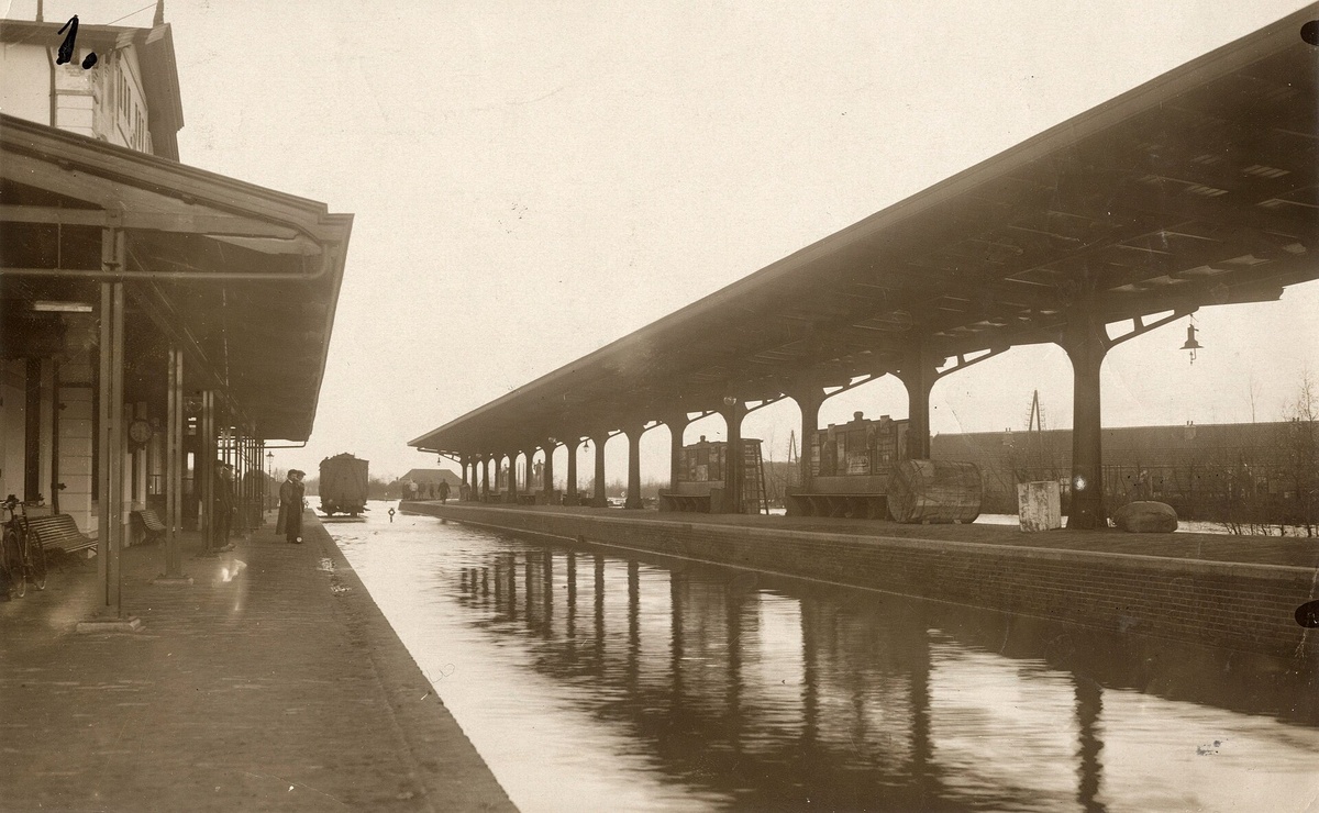 Затопленный вокзал в Нейкерк (NijKerk) , во время наводнения в Зейдерзе 1916 года