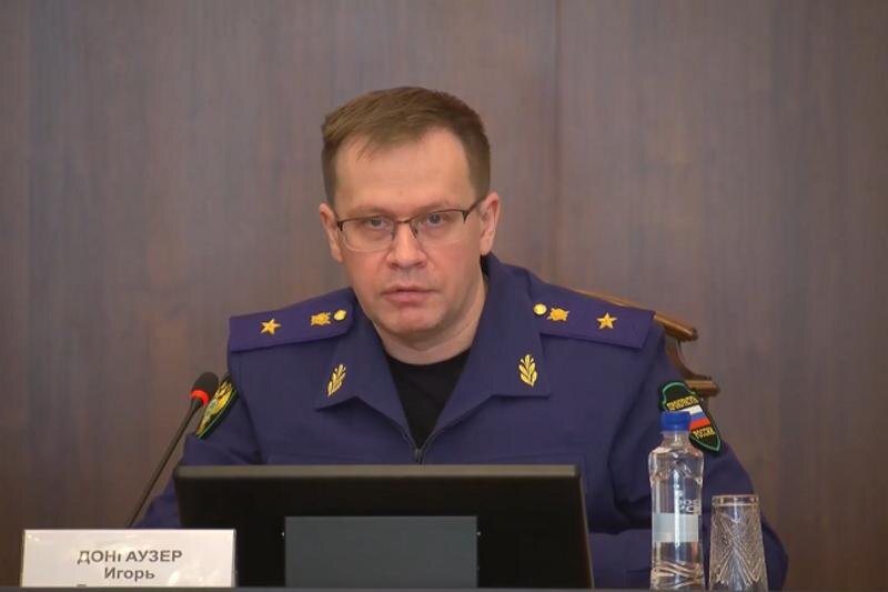    Скрин видео пресс-службы губернатора / Прокурор Игорь Донгаузер высказался об управляющих компаниях