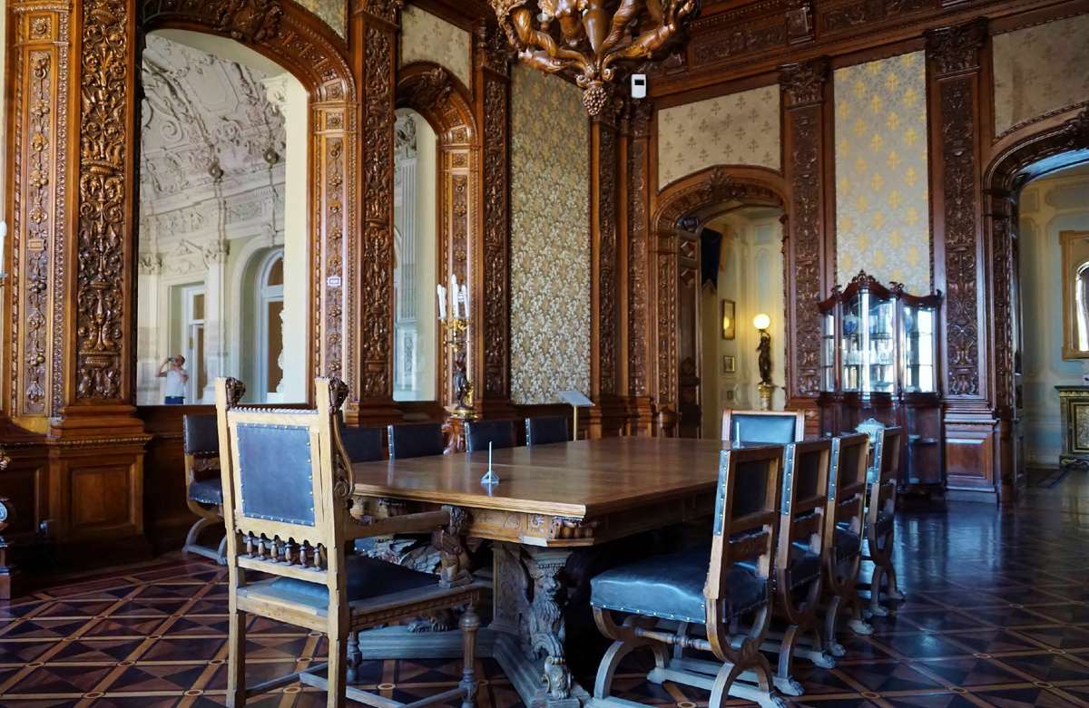 Дубовая столовая. Фото автора.     