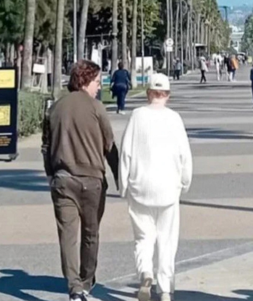 Алла Пугачева в белом хлопковом костюме с Максимом Галкиным* на прогулке в Лимассоле. Фото: соцсети