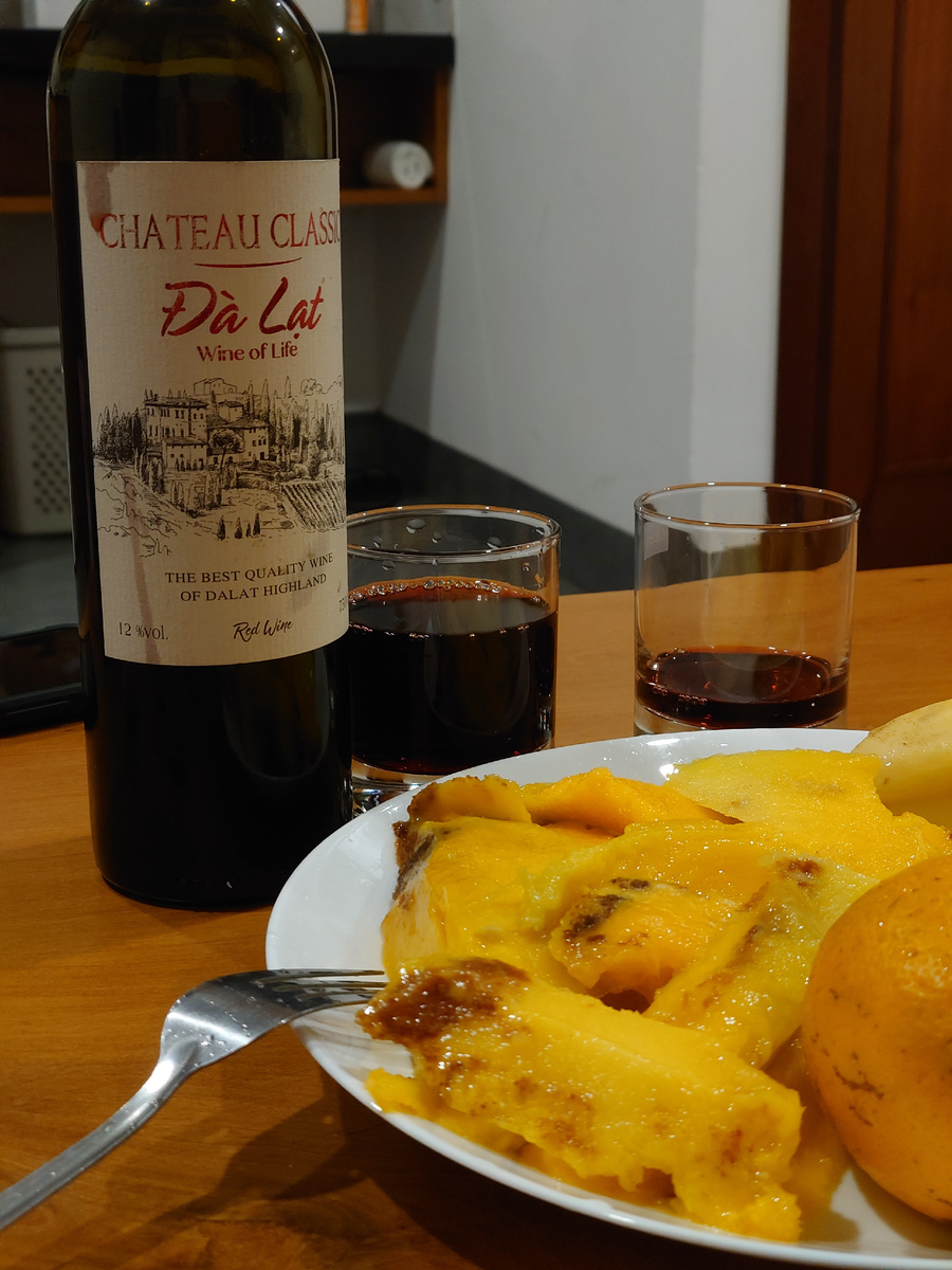 Мякоть зелёного манго на переднем плане