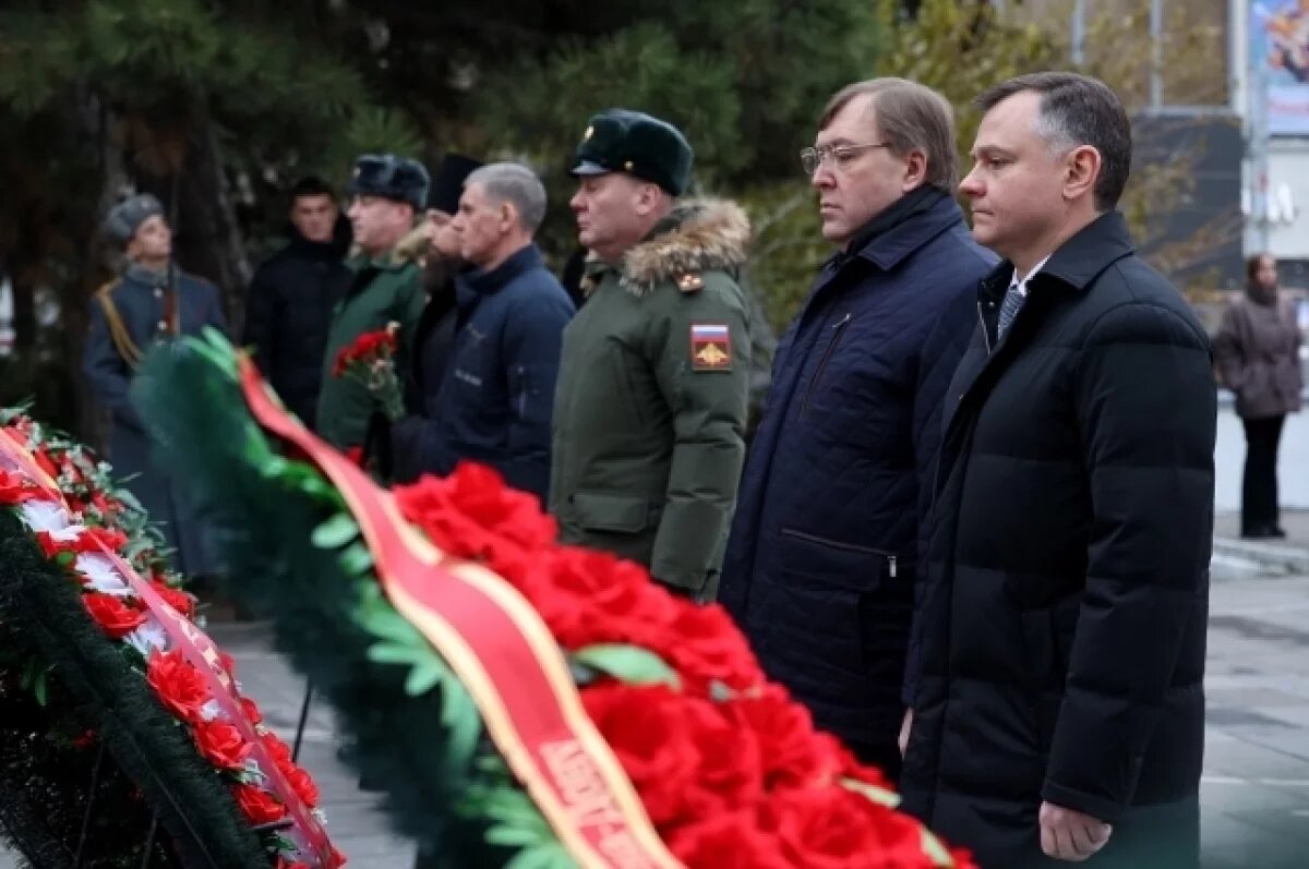    Юрий Слюсарь возложил цветы к памятнику в день первого освобождения Ростова