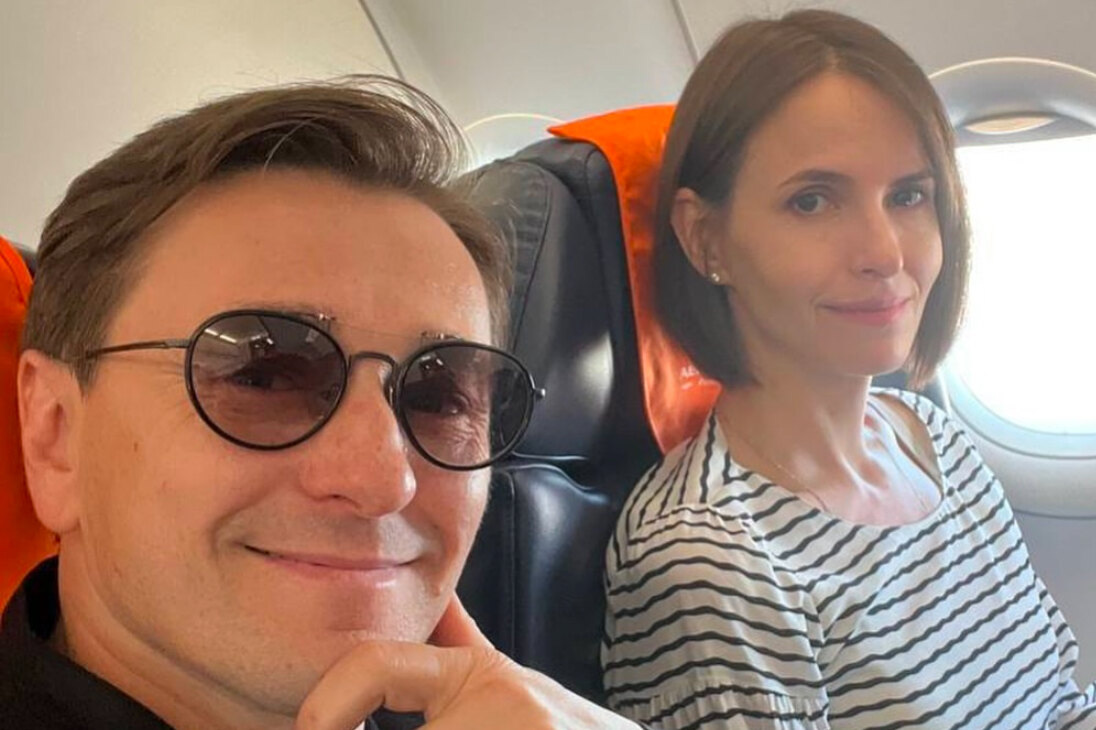     «Мы с Аней будем Дедами Морозами»: Сергей Безруков рассказал, как будет праздновать Новый год с детьми