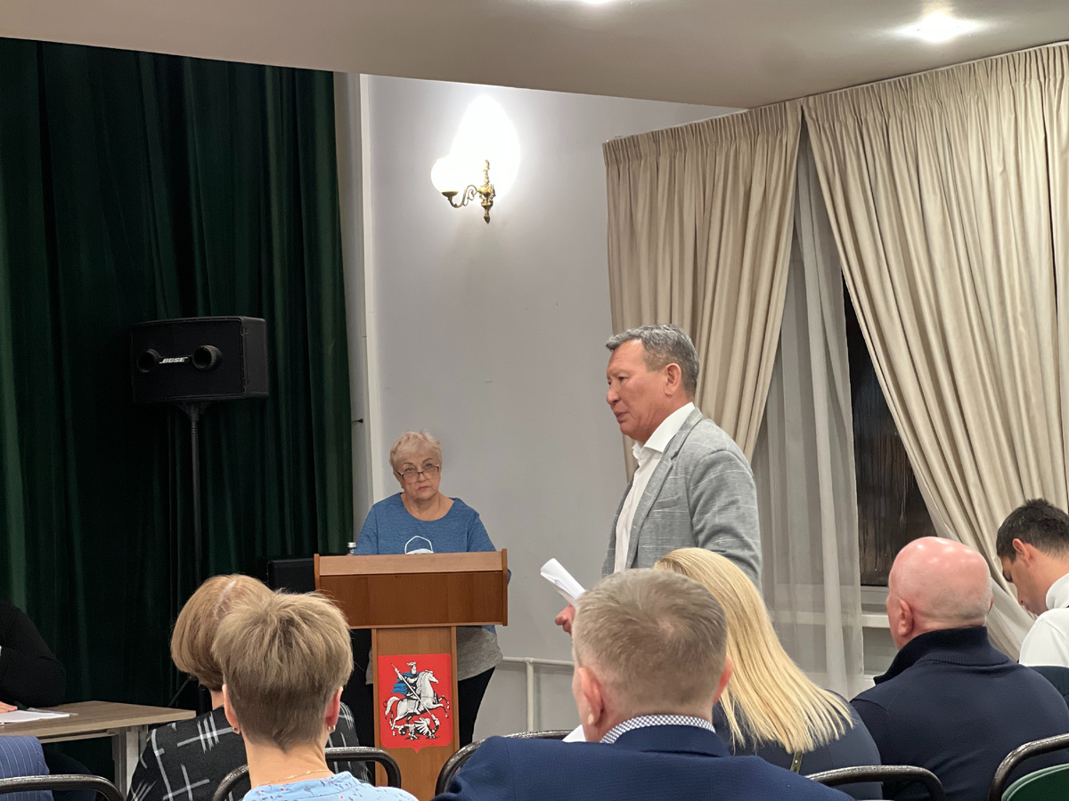 Вопросы задает Общественный советник Ангелина Федоровна Демидова. Отвечает заместитель главы Б.А. Гиндеев 