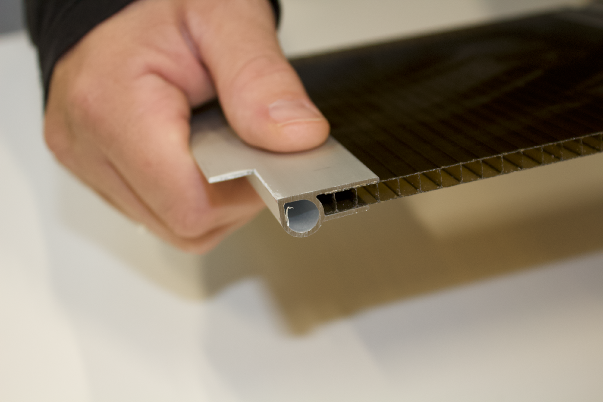 На фотографии задняя планка жесткости и поликарбонат