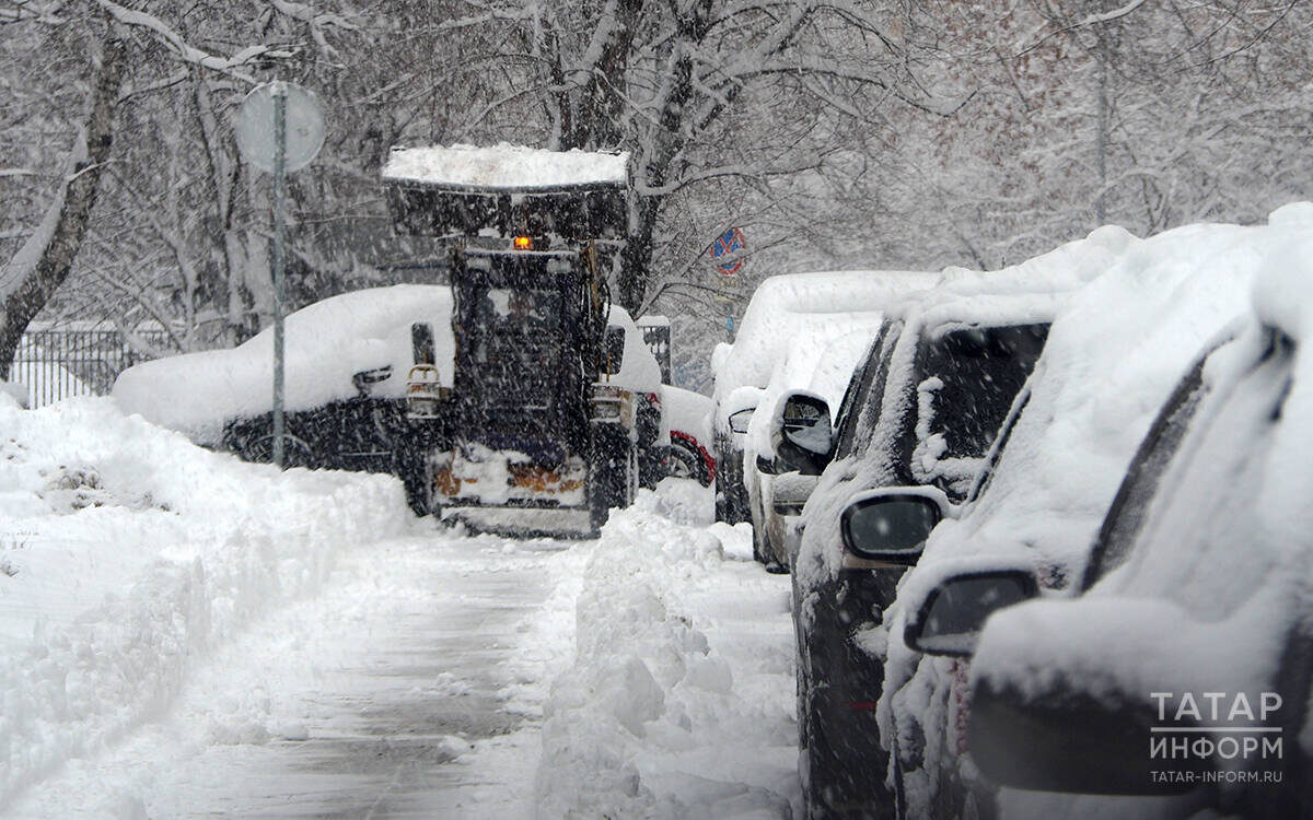 Проблему вывоза снега во дворах, а точнее нехватку средств на эти цели, сейчас активно обсуждают представители УК на встречах с горожанами. Фото: © «Татар-информ»