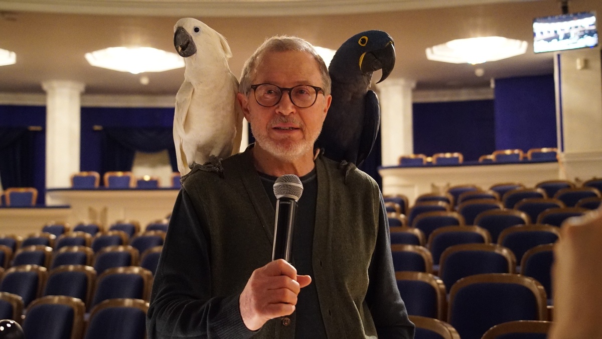 Александр Титель на репетиции спектакля «Робинзон Крузо» с двумя попугаями. Фото - Валерий Самойлов