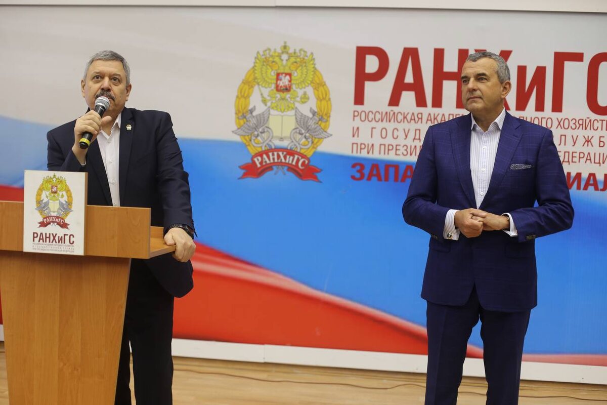 Директор Западного филиала Президентской академии Михаил Плюхин и экономист, предприниматель Олег Пономарев