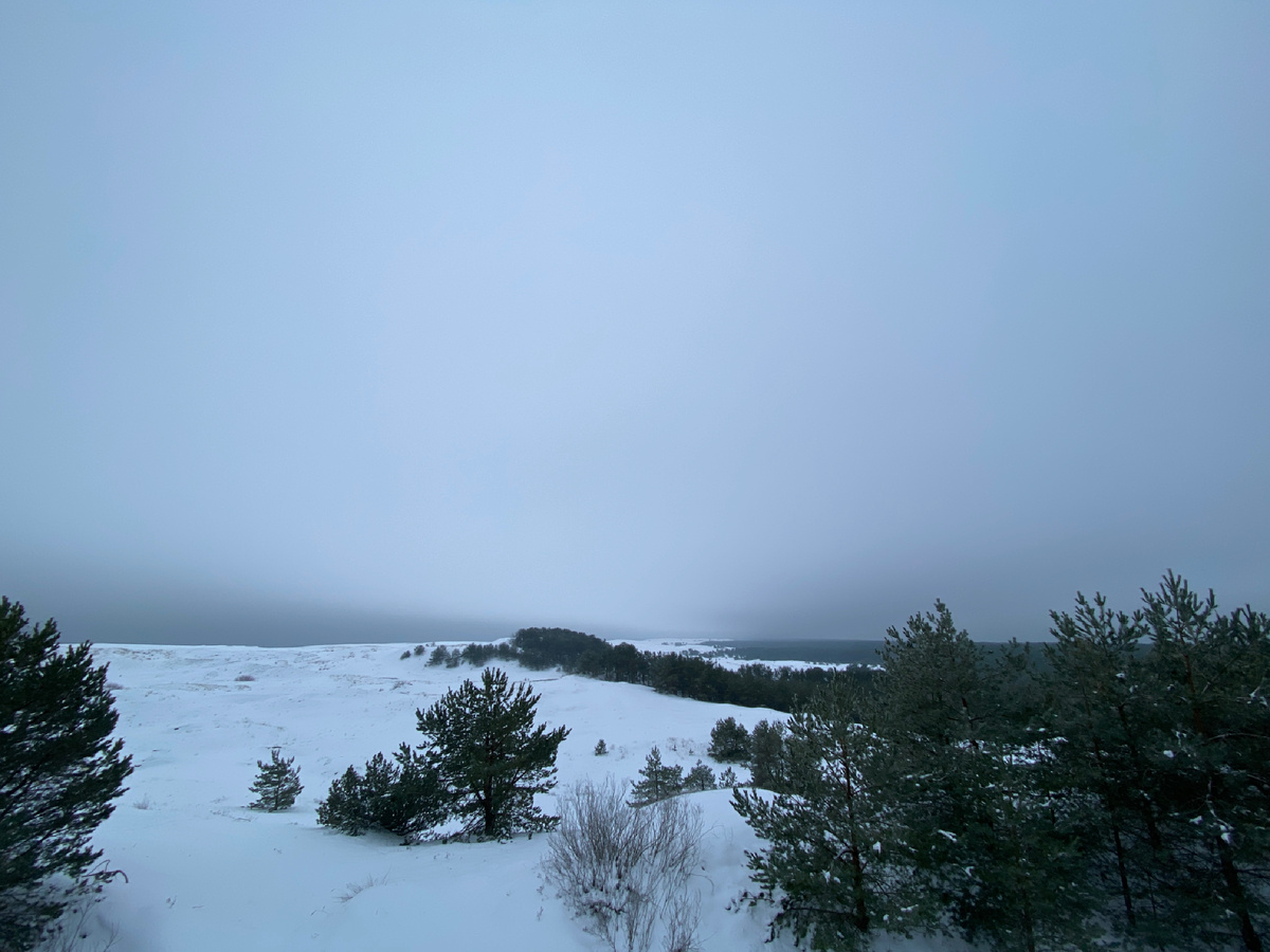 Только вместо песка лежит снег