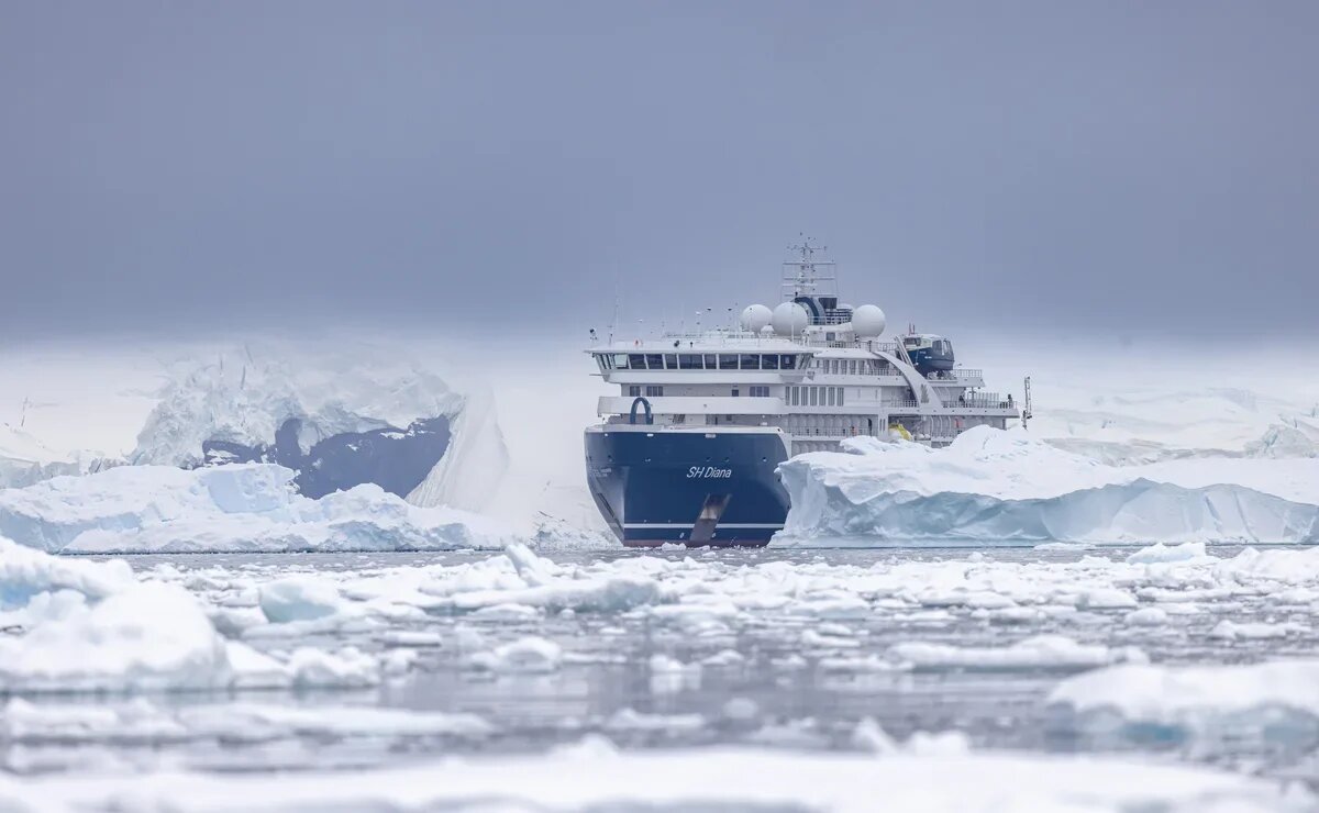    Что случилось с российскими туристами в Антарктике и как развиваются события на теплоходе?