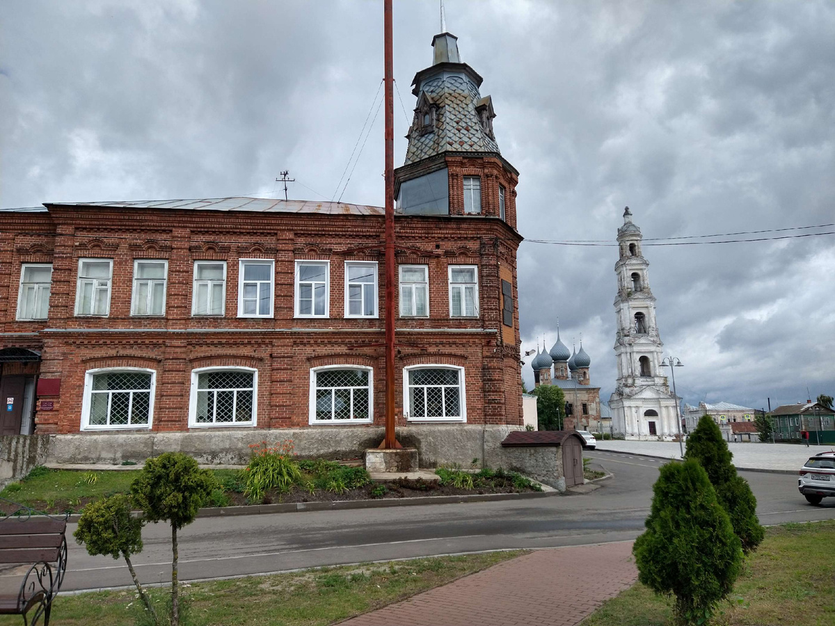 Ну зачем тут было лепить эту громадную трубу, флагшкок?